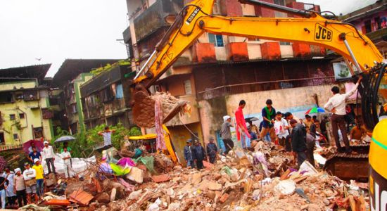 Hindistan'da çöken binadan son kareler